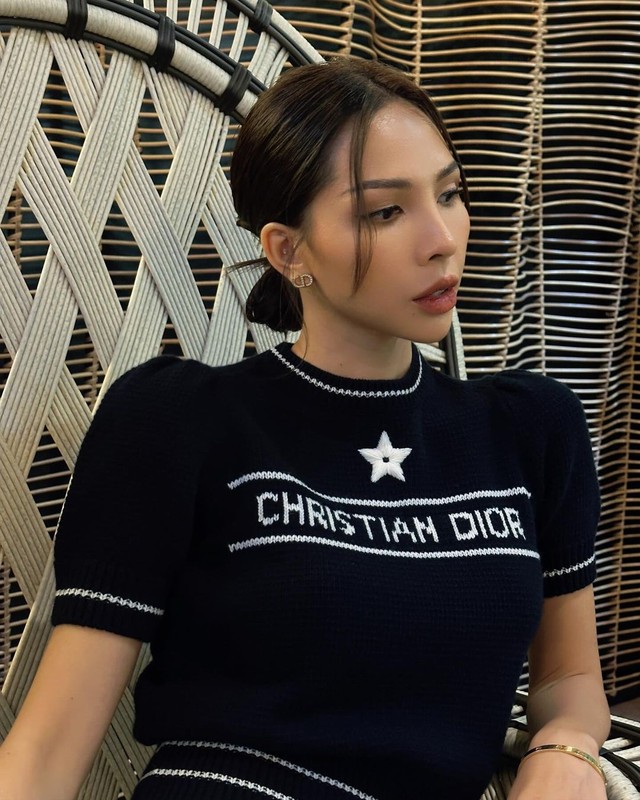 Giữ ấm với muôn kiểu áo len sành điệu cho mùa Giáng sinh năm nay - Ảnh 10. Giữ ấm với muôn kiểu áo len sành điệu cho mùa Giáng sinh năm nay - Ảnh 10.