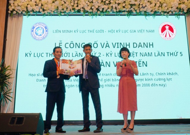 Chủ tịch Liên minh kỷ lục thế giới trao kỷ lục đến họa sĩ Đoàn Việt Tiến - Ảnh 7.