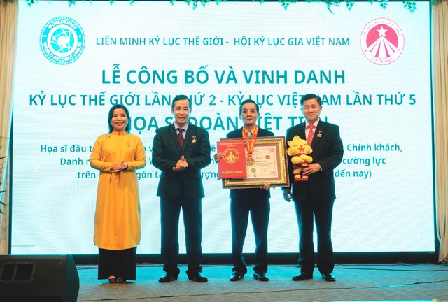 Chủ tịch Liên minh kỷ lục thế giới trao kỷ lục đến họa sĩ Đoàn Việt Tiến - Ảnh 8.