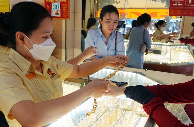 Giá vàng hôm nay 18.12.2023: Vàng miếng SJC cao hơn thế giới gần 14,8 triệu đồng/lượng - Ảnh 1.