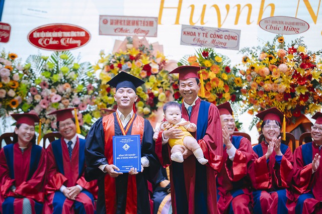 Mưa tim cho tân bác sĩ bồng con nhận bằng tốt nghiệp - Ảnh 1. Mưa tim cho tân bác sĩ bồng con nhận bằng tốt nghiệp - Ảnh 1.