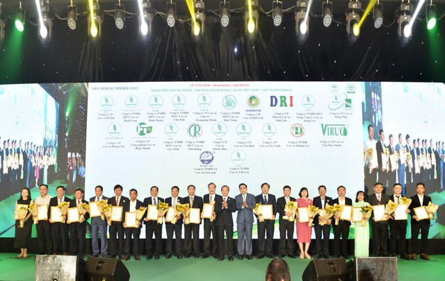 VRA trao chứng nhận nhãn hiệu Cao su Việt Nam cho 21 doanh nghiệp - Ảnh 1. VRA trao chứng nhận nhãn hiệu Cao su Việt Nam cho 21 doanh nghiệp - Ảnh 1.