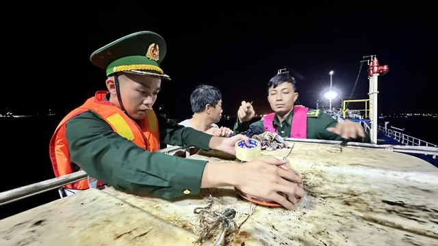Quảng Ngãi: Thu giữ hơn 2.000 lít dầu DO không rõ nguồn gốc - Ảnh 1. Quảng Ngãi: Thu giữ hơn 2.000 lít dầu DO không rõ nguồn gốc - Ảnh 1.