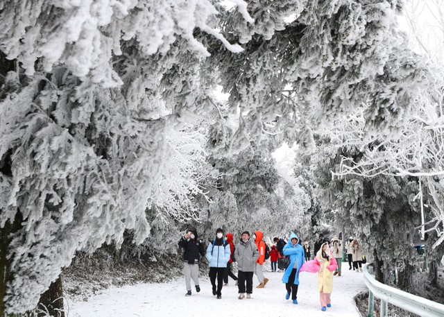 Tuyết rơi nhiều nơi trong đợt lạnh bất thường ở Trung Quốc - Ảnh 3.