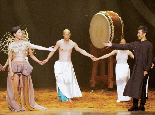 Bậc thầy trình diễn trống Nhật thăng hoa cùng các nghệ sĩ múa Việt Nam - Ảnh 3.
