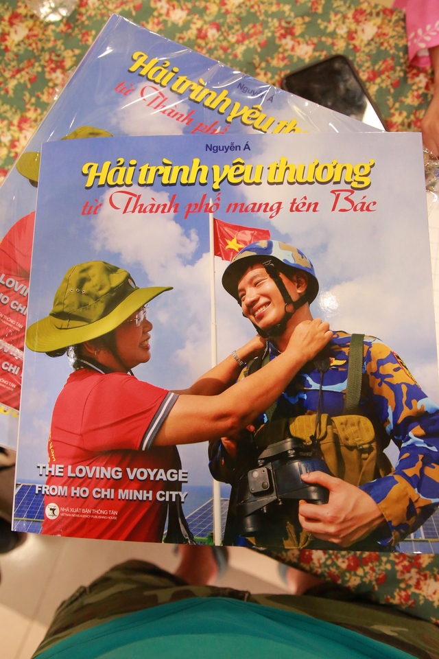 Nguyễn Á giới thiệu sách ảnh ‘Hành trình yêu thương từ thành phố mang tên Bác’ - Ảnh 3.
