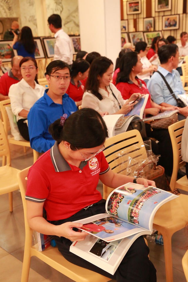 Nguyễn Á giới thiệu sách ảnh ‘Hành trình yêu thương từ thành phố mang tên Bác’ - Ảnh 6.