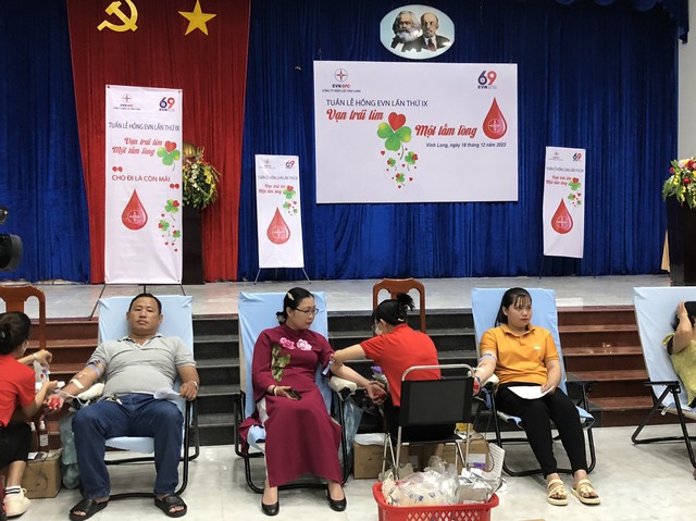 Vĩnh Long tiếp nhận 400 đơn vị máu, Phó chủ tịch tỉnh tham gia hiến máu - Ảnh 1.