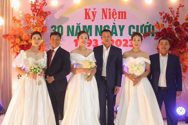 3 cặp đôi thân thiết cùng kỷ niệm 30 năm ngày cưới - Ảnh 1.