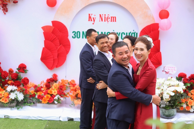 3 cặp đôi thân thiết cùng kỷ niệm 30 năm ngày cưới - Ảnh 3. 3 cặp đôi thân thiết cùng kỷ niệm 30 năm ngày cưới - Ảnh 3.