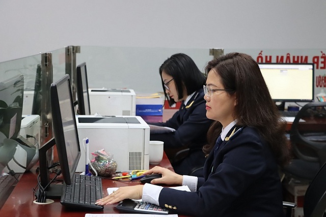 Vì sao cán bộ hải quan giảm, tờ khai tăng nhưng thủ tục vẫn 'chạy băng băng'? - Ảnh 1. Vì sao cán bộ hải quan giảm, tờ khai tăng nhưng thủ tục vẫn 'chạy băng băng'? - Ảnh 1.