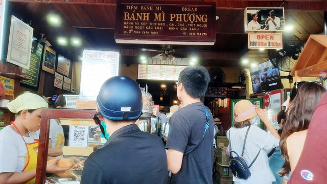 Vì sao bánh mì Phượng mở cửa hoạt động dù thời gian đình chỉ hoạtđộng vẫn còn? - Ảnh 1. Vì sao bánh mì Phượng mở cửa hoạt động dù thời gian đình chỉ hoạtđộng vẫn còn? - Ảnh 1.