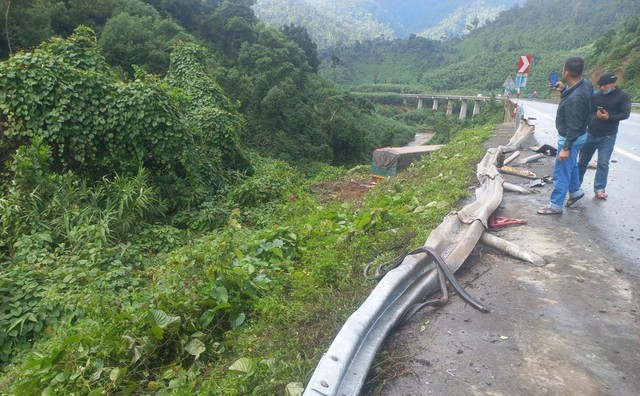 Xe đầu kéo lao xuống vực trên tuyến La Sơn – Hòa Liên, 2 người bị thương - Ảnh 2.