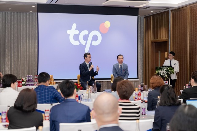 Ông Saravoot Yoovidhya, CEO Tập đoàn TCP và ông Nguyễn Thanh Huân, Tổng Giám đốc TCP Việt Nam phát biểu tại buổi gặp gỡ đối tác và báo giới
