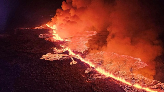 Núi lửa phun trào dữ dội tại Iceland, dòng dung nham chảy nhanh về một thị trấn - Ảnh 1.