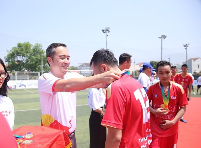 Ông Nguyễn Thanh Huân, Tổng Giám đốc TCP Việt Nam trao huy chương cho các cầu thủ
