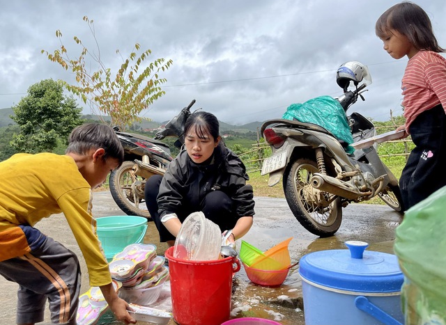 Giữ chân học sinh bằng bữa cơm &quot;cô nuôi&quot; - Ảnh 6.