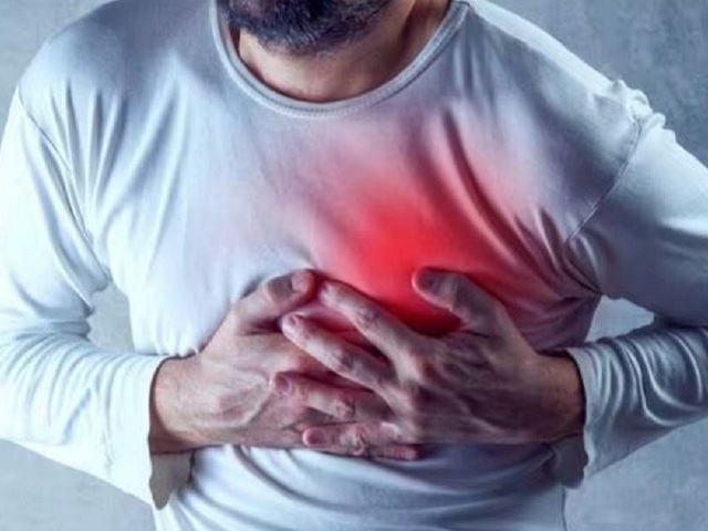 Vì sao đàn ông trên 50 tuổi cần thường xuyên theo dõi sức khỏe tim ? - Ảnh 1.