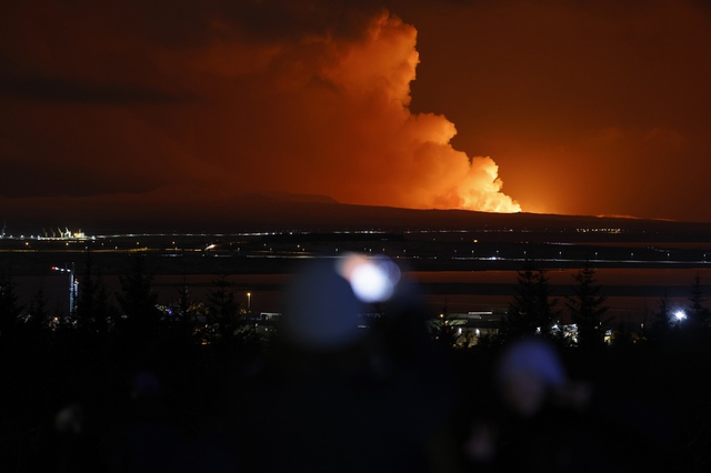 Núi lửa phun trào dữ dội tại Iceland, dòng dung nham chảy nhanh về một thị trấn - Ảnh 2.