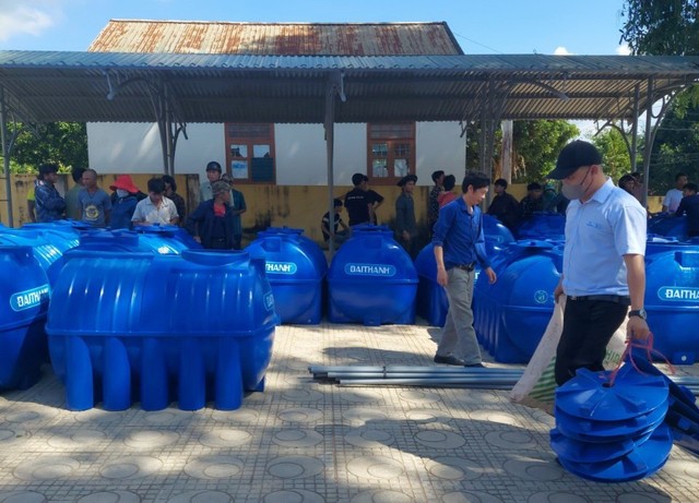 Khuất tất trong gói thầu mua hàng ngàn bồn nước tặng đồng bào vùng cao Quảng Trị  - Ảnh 2.