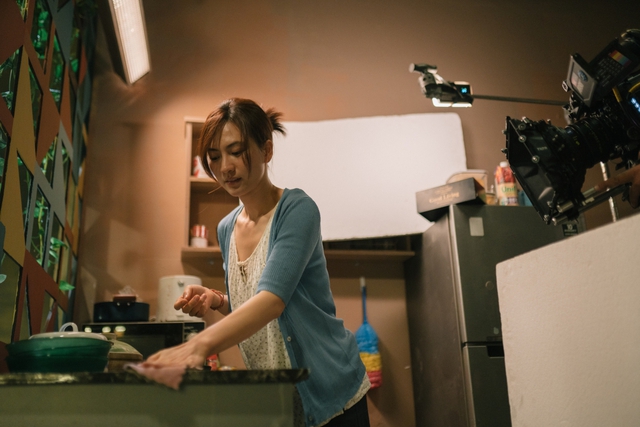 Trấn Thành dựng lại chung cư cũ trong phim trường để quay phim tết 'Mai' - Ảnh 3.