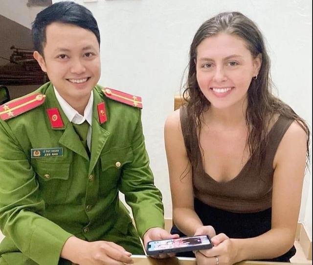 Hai học sinh Quảng Bình trả lại điện thoại cho du khách người Anh - Ảnh 2.
