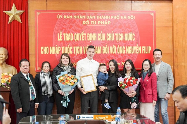 Nguyễn Filip cảm động trong ngày chính thức nhận quốc tịch Việt Nam - Ảnh 1.