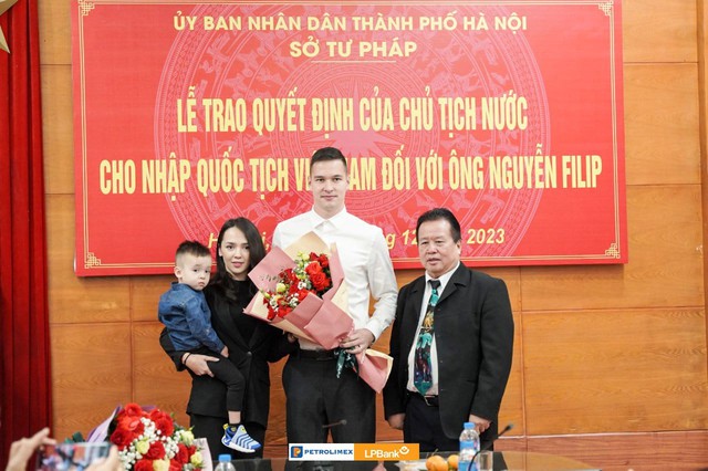Nguyễn Filip cảm động trong ngày chính thức nhận quốc tịch Việt Nam - Ảnh 2.