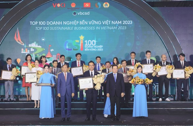 Ông Shimada Shigeru - Chánh Văn phòng Tổng giám đốc của Acecook Việt Nam nhận giải