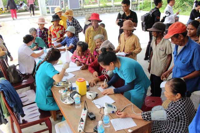 Thị xã Ninh Hòa thường xuyên phối hợp, thực hiện các chương trình thăm khám, phát thuốc miễn phí cho hộ nghèo, đồng bào dân tộc - Ảnh: Ngọc Phúc