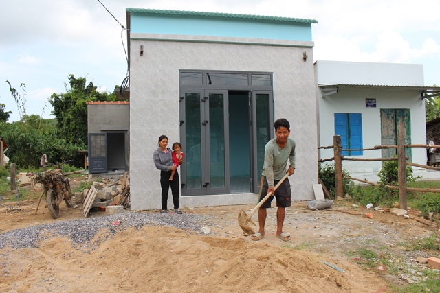 Gia đình anh Cao Chương (tại thôn Sông Bún, xã Ninh Tây) vui mừng bên căn nhà mới do Hội chữ thập đỏ tỉnh Khánh Hòa xây tặng - Ảnh: Ngọc Phúc
