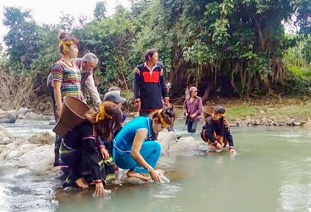 Lễ cúng Bến nước, một nét văn hóa độc đáo của người Ê Đê xã Ninh Tây đang được duy trì - Ảnh: CT