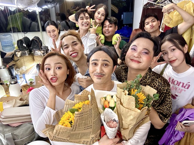 Huỳnh Lập được khán giả cho đồ ăn trên sân khấu 'Mẹ hát rong' - Ảnh 4.