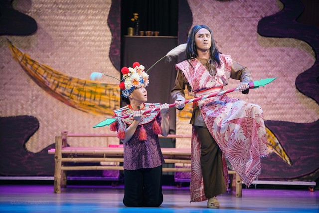 Huỳnh Lập được khán giả cho đồ ăn trên sân khấu 'Mẹ hát rong' - Ảnh 3.