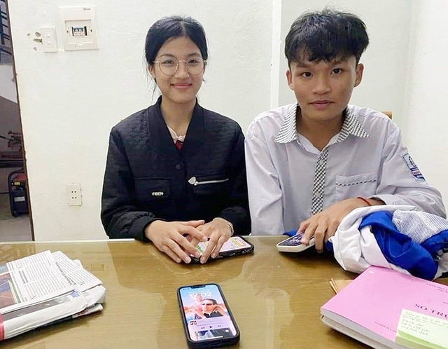 Hai học sinh Quảng Bình trả lại điện thoại cho du khách người Anh - Ảnh 1.