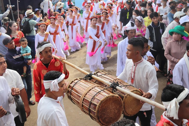 Lễ hội Katê bên tháp chăm cổ PoSahInư ở Bình Thuận