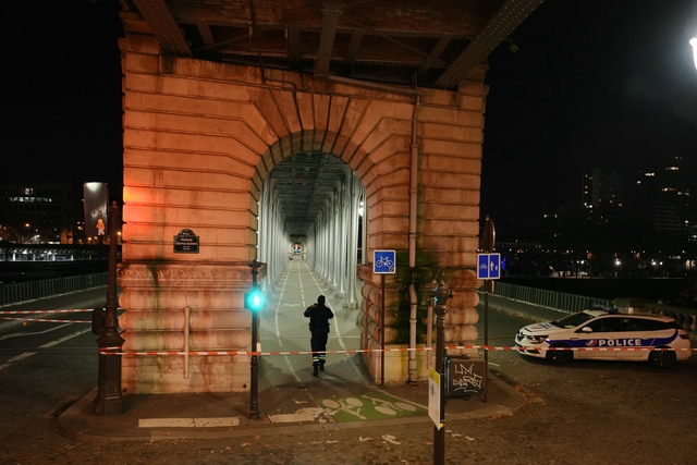 Tấn công gần tháp Eiffel ở Paris, một người chết - Ảnh 1.