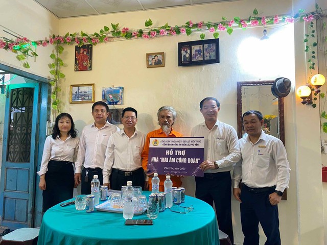 Công đoàn PC Phú Yên: Hỗ trợ sửa chữa nhà mái ấm công đoàn cho đoàn viên - Ảnh 1.