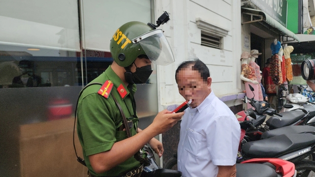 CSGT TP.HCM kiểm soát nồng độ cồn ban ngày: Vẫn có trường hợp vi phạm kịch khung - Ảnh 2.