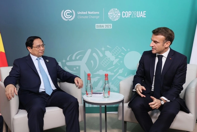 Thủ tướng mời Tổng thống Pháp Macron thăm Việt Nam - Ảnh 1. Thủ tướng mời Tổng thống Pháp Macron thăm Việt Nam - Ảnh 1.