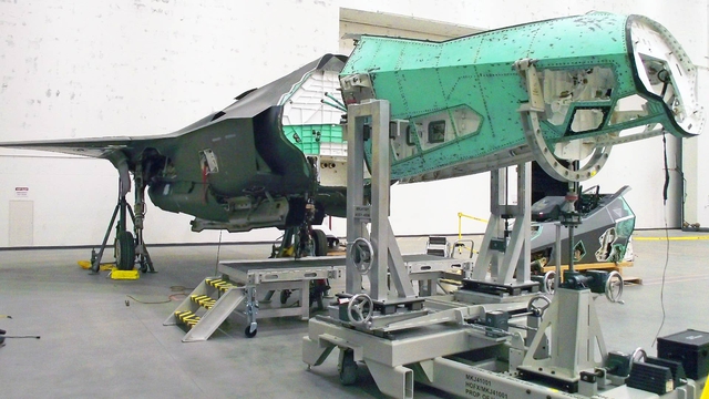 Mỹ chế tạo máy bay F-35 mới từ 2 chiếc bị hư hại - Ảnh 4. Mỹ chế tạo máy bay F-35 mới từ 2 chiếc bị hư hại - Ảnh 4.