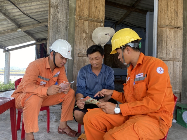 PC Phú Yên nâng cao ý thức an toàn điện ở vùng nuôi tôm - Ảnh 1.