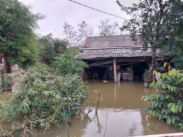 Thừa Thiên – Huế: Trời tạnh ráo, nhiều nơi tại hạ du sông Bồ vẫn ngập lụt - Ảnh 5.