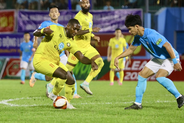 Bộ đôi ngoại binh tỏa sáng, CLB Thanh Hóa chiếm ngôi nhì V-League - Ảnh 1.