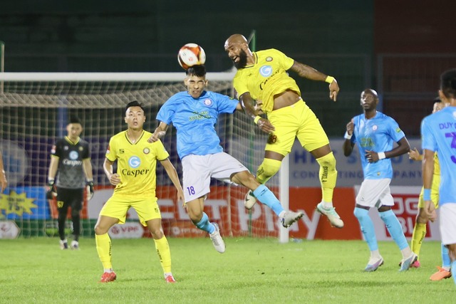 Bộ đôi ngoại binh tỏa sáng, CLB Thanh Hóa chiếm ngôi nhì V-League - Ảnh 2.