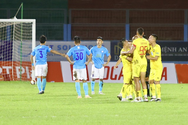 Bộ đôi ngoại binh tỏa sáng, CLB Thanh Hóa chiếm ngôi nhì V-League - Ảnh 4.