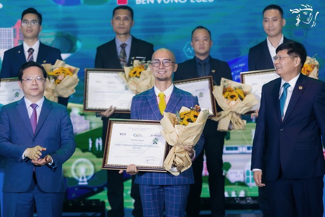 Ông Trần Thanh Phong, Phó Tổng giám đốc Marketing đại diện Prudential Việt Nam nhận giải thưởng
