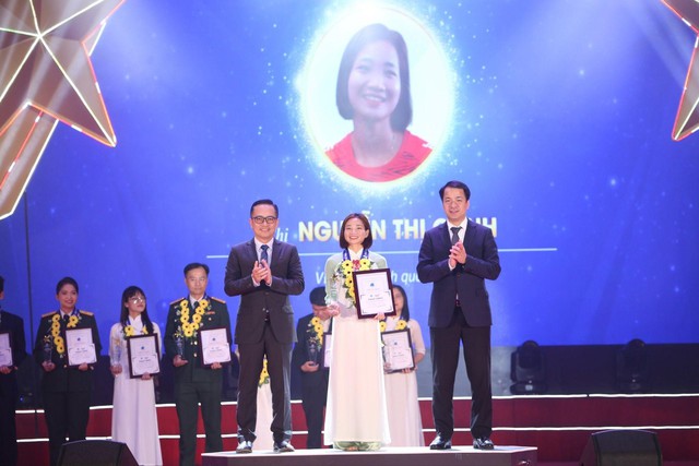 Vận động viên Nguyễn Thị Oanh - một trong những đại diện tiêu biểu ở lĩnh vực hoạt động văn hóa, văn nghệ, TDTT được tôn vinh tại lễ trao giải