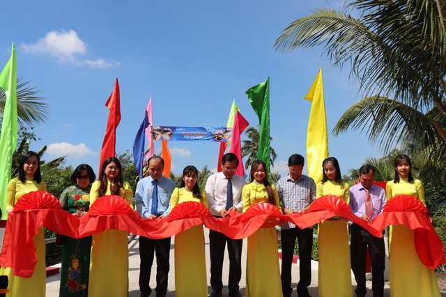 Đại diện Syngenta Việt Nam cùng đại diện chính quyền huyện Long Hồ khánh thành cầu kênh Bờ Gòn, xã Long An, tỉnh Vĩnh Long
