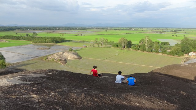 đỉnh núi đá chữ thập (xã Phú Điền, H.Tân Phú, Đồng Nai) ngắm cảnh